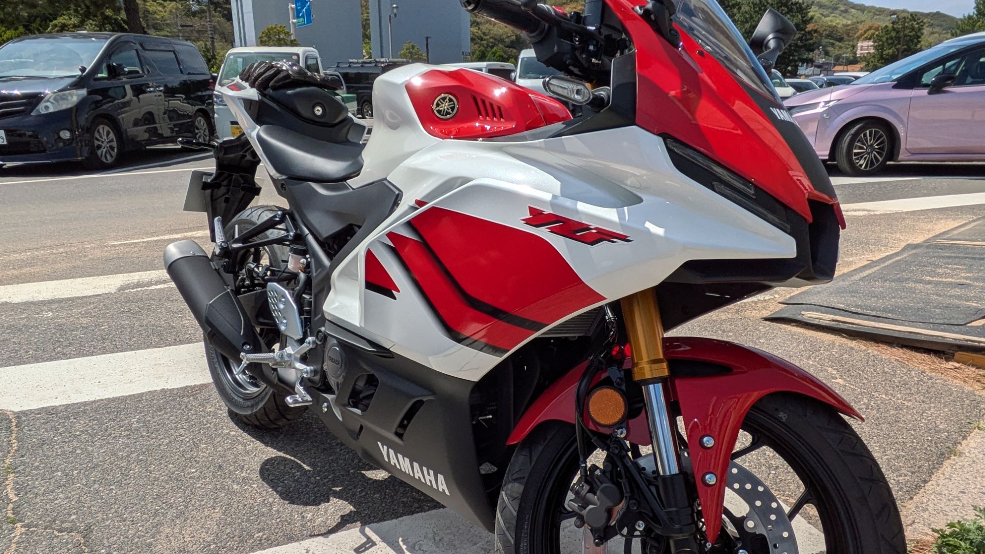 YZF-R25 YAMAHA 70th Anniversary Edition をまじまじと見てきた！CBR250RRとどう違う？
